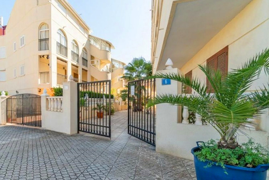 reprezentacyjne wejście na osiedle, gdzie mieści się oferowany na sprzedaż ekskluzywny apartament Hiszpania (La Zenia, Orihuela Costa)