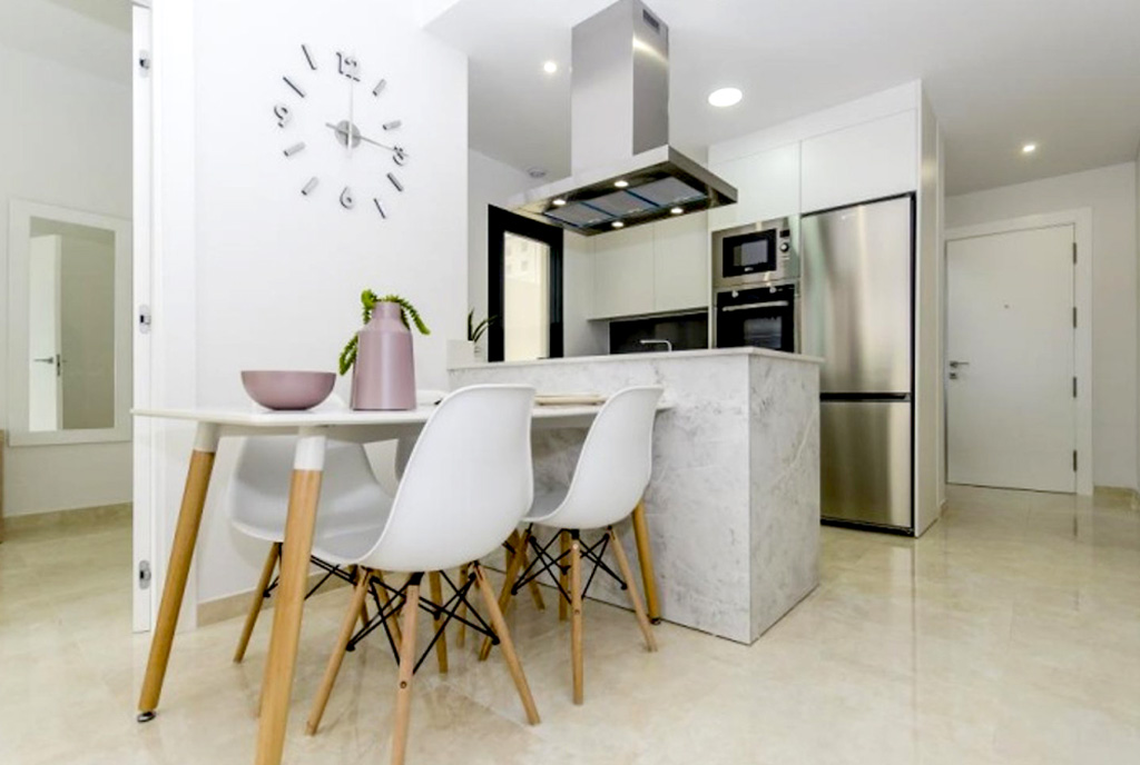 jadalnia i kuchnia w luksusowym apartamencie na sprzedaż Hiszpania (Torrevieja)