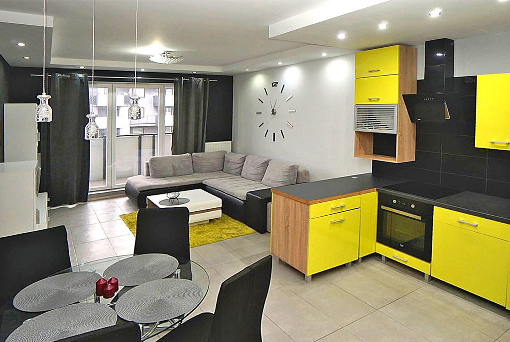 na pierwszym planie jadalnia i aneks kuchenny w ekskluzywnym apartamencie do sprzedaży Konin