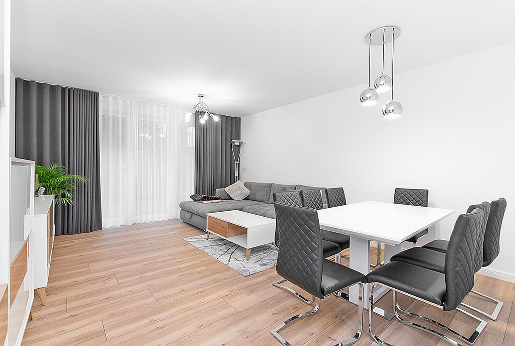 na pierwszym planie jadalnia w ekskluzywnym apartamencie do wynajmu Gdynia (okolice)