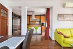 na pierwszym planie pokój gościnny, w oddali aneks kuchenny w ekskluzywnym apartamencie na wynajem Lublin