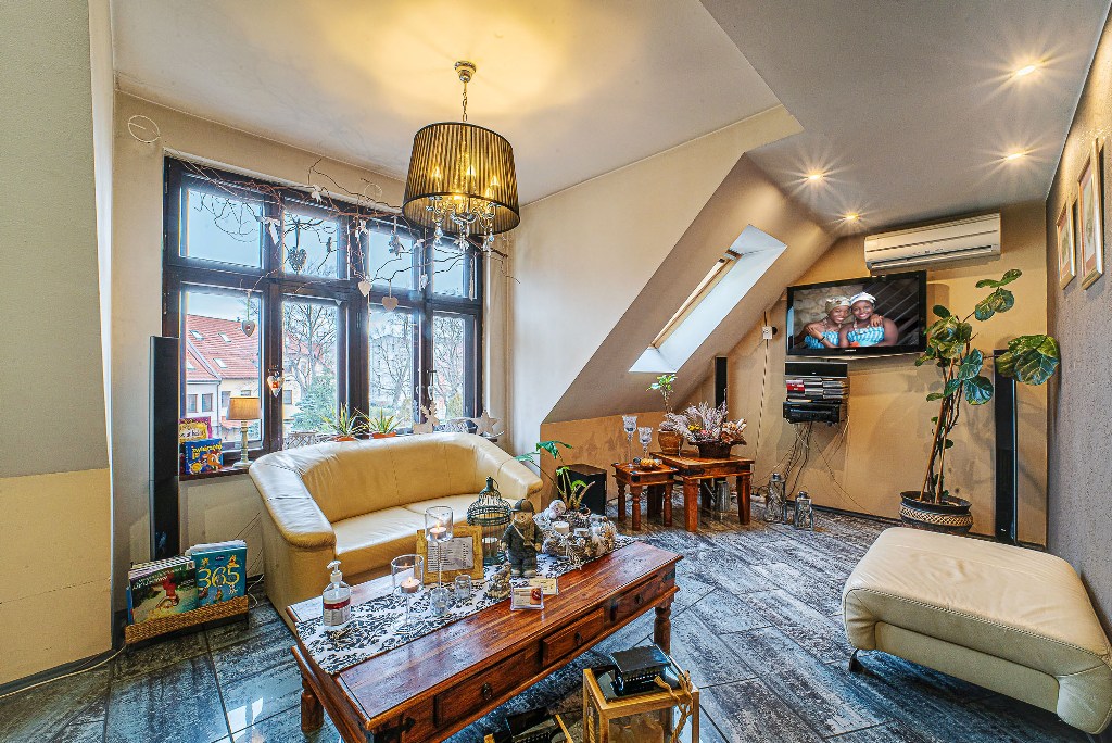 druga strona salonu w ekskluzywnym apartamencie na sprzedaż Bolesławiec