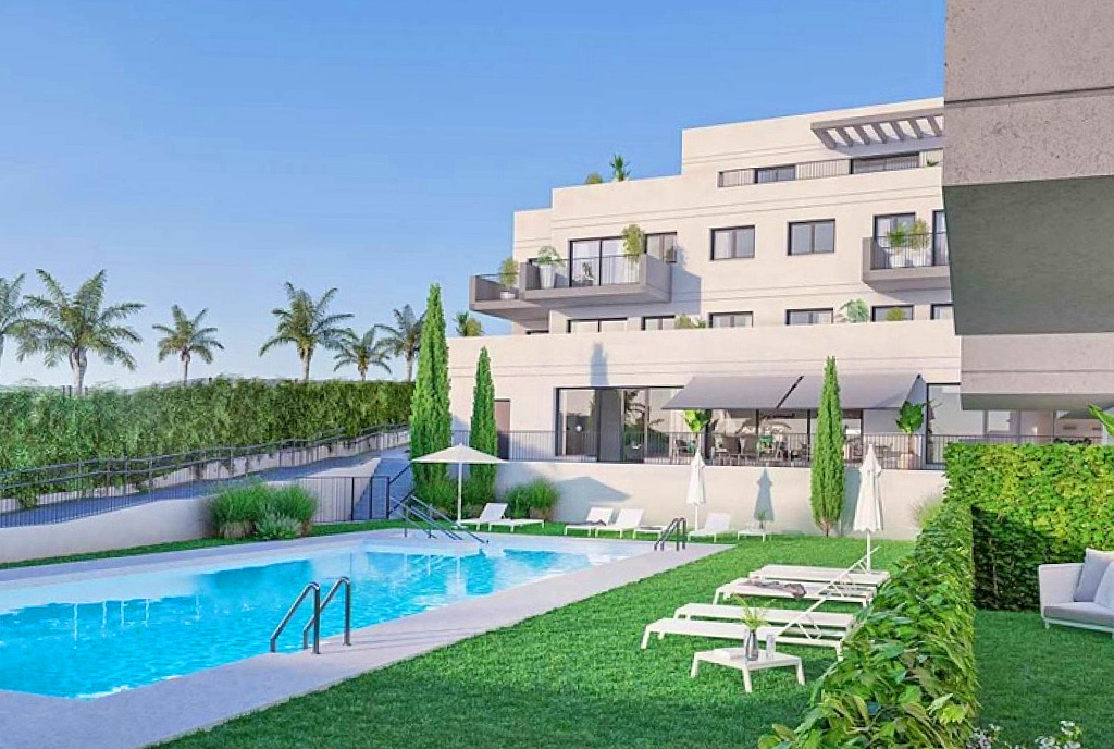 na pierwszym planie basen przed apartamentowcem, gdzie znajduje się oferowany na sprzedaż luksusowy apartament Hiszpania (Caleta de Velez, Baviera Golf)