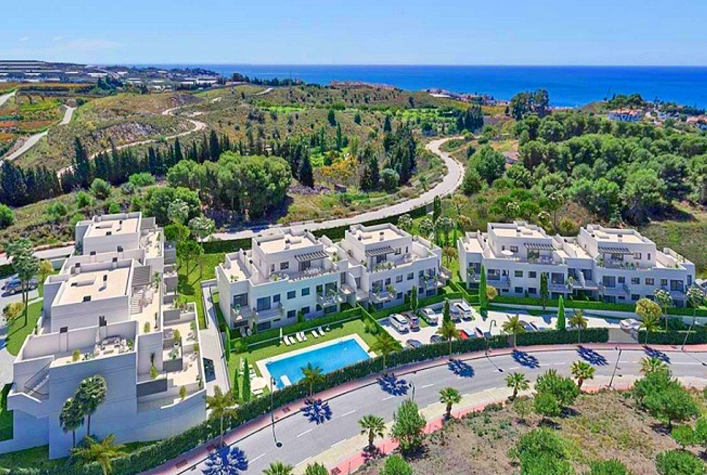 zdjęcie wykonane z drona, pokazujące całe osiedle, na którym mieści się luksusowy apartament na sprzedaż Hiszpania (Caleta de Velez, Baviera Golf)