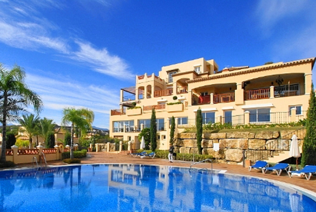 osiedle z basenem, gdzie znajduje się oferowany na sprzedaż luksusowy apartament Hiszpania Costa del Sol Malaga