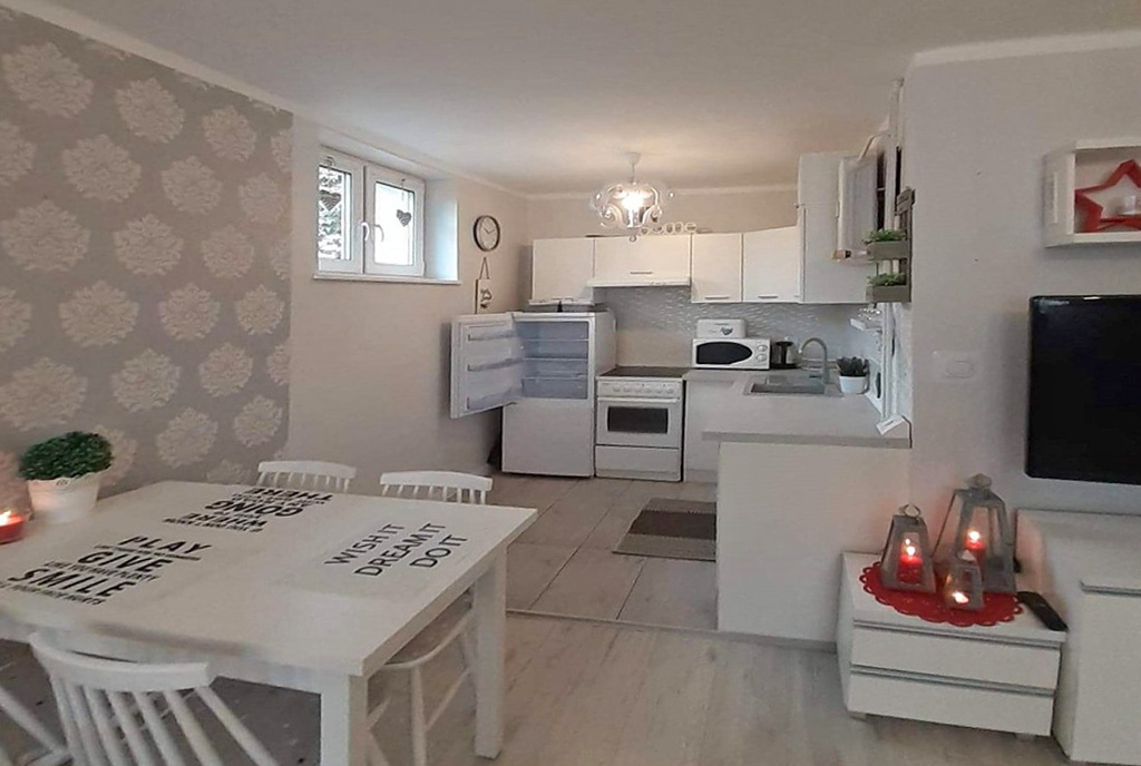 elegancka jadalnia oraz kuchnia w luksusowym apartamencie na sprzedaż Zielona Góra (okolice)
