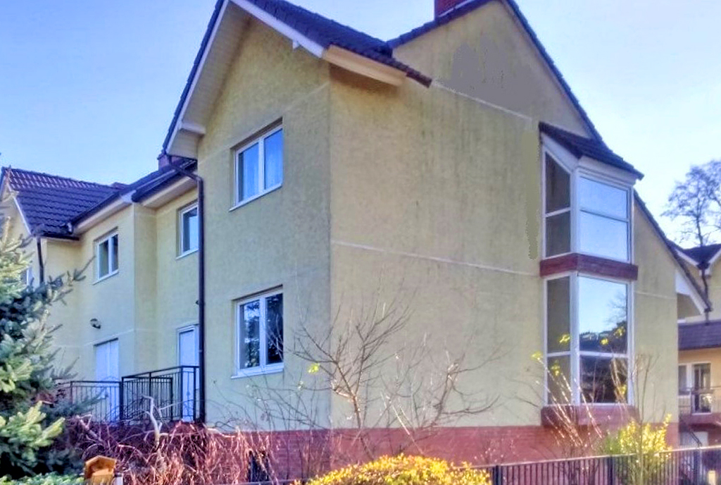 wypielęgnowany ogród na tyłach ekskluzywnej willi na sprzedaż Wrocław