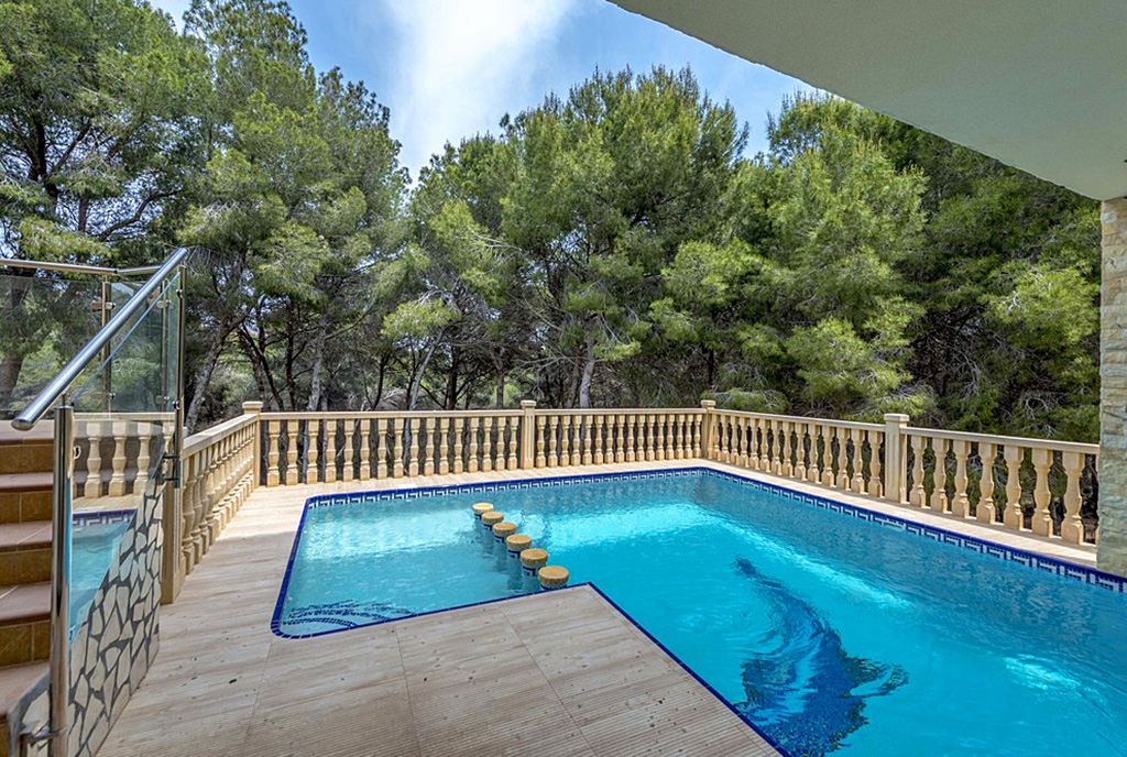 prywatny basen przy ekskluzywnej willi na sprzedaż Hiszpania (Campoamor)