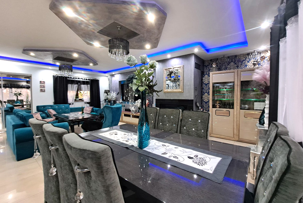 na pierwszym planie jadalnia, w oddali salon w luksusowej willi na sprzedaż Legnica