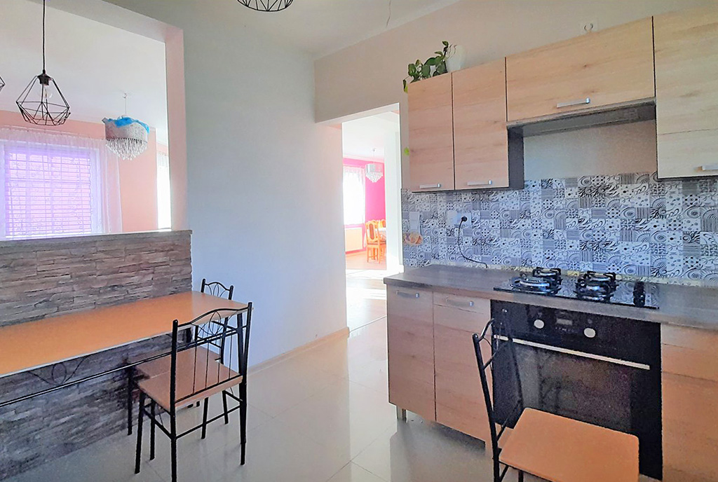 widok na jadalnię oraz kuchnię w luksusowej willi do sprzedaży Wrocław (okolice)