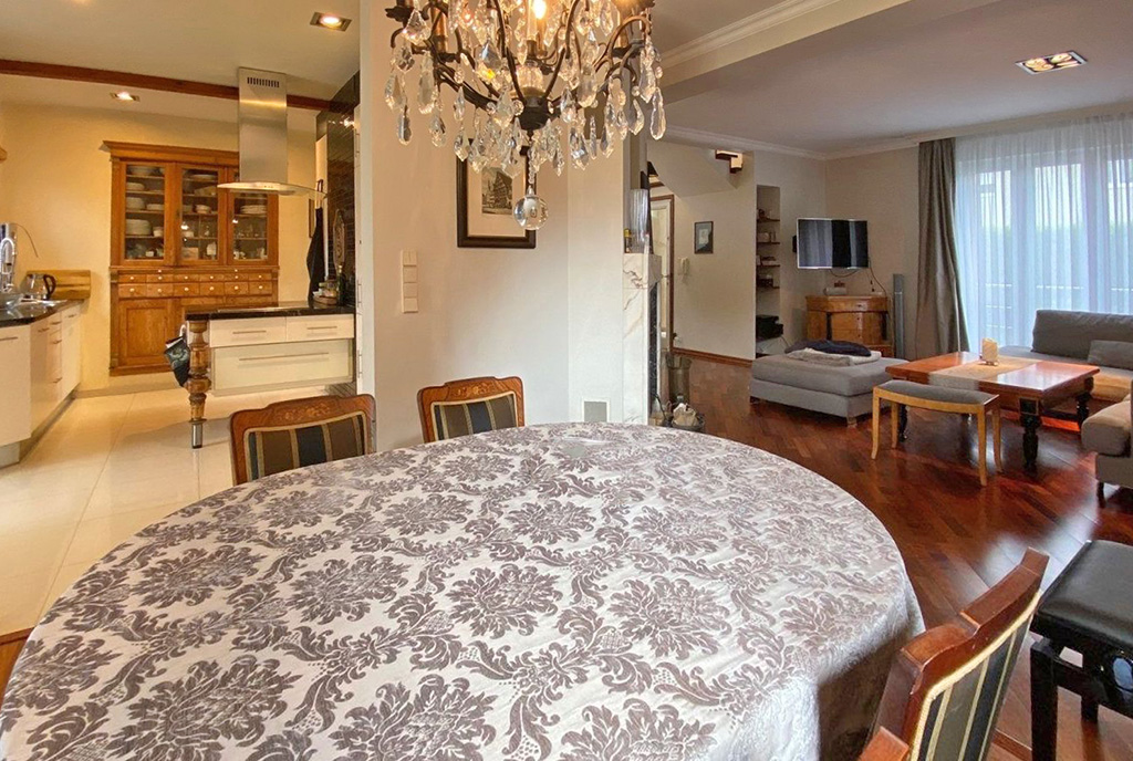 na pierwszym planie jadalnia, w oddali salon w luksusowej willi do wynajmu Szczecin