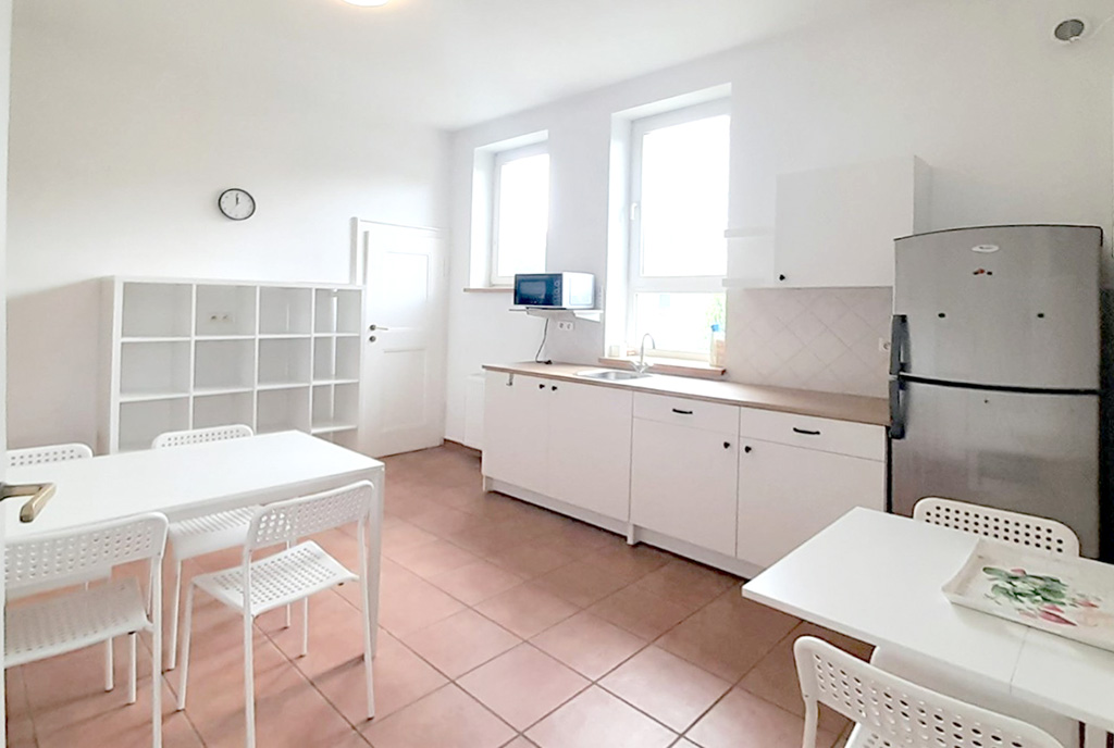 na zdjęciu jadalnia oraz kuchnia w luksusowej willi na sprzedaż Wrocław