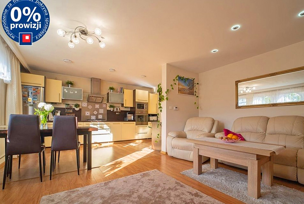 na pierwszym planie salon w luksusowym apartamencie do sprzedaży Bolesławiec