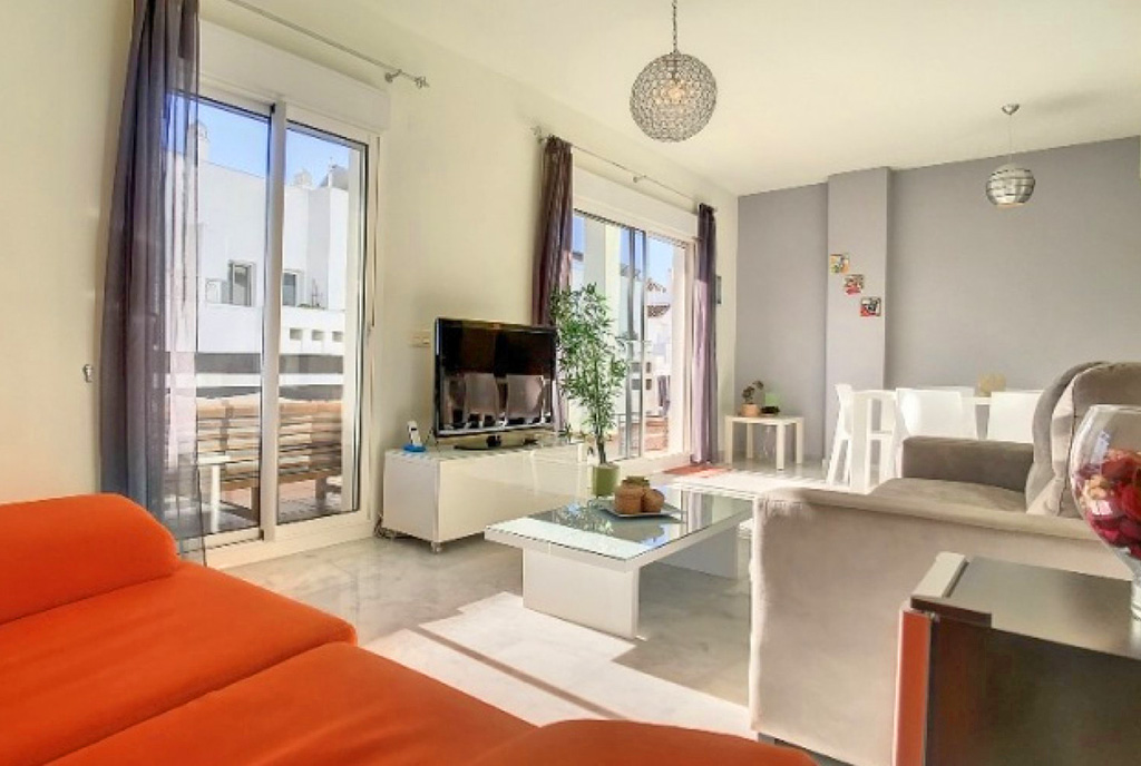 nowoczesny design salonu w ekskluzywnym apartamencie do sprzedaży Hiszpania (Estepona)