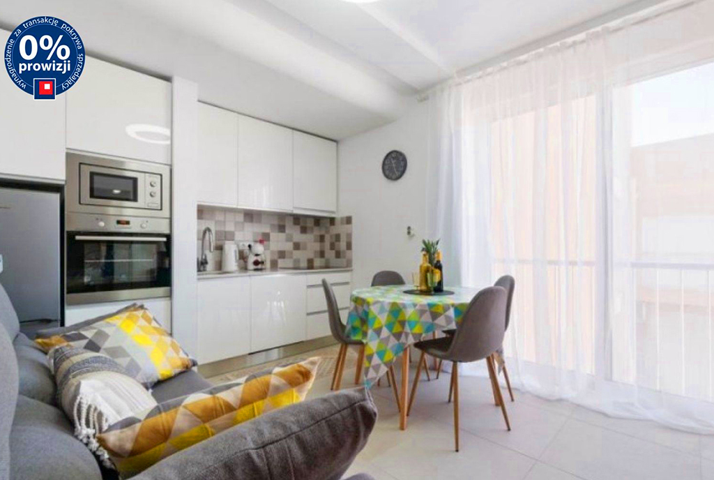 elegancki pokój dzienny w luksusowym apartamencie na sprzedaż Hiszpania