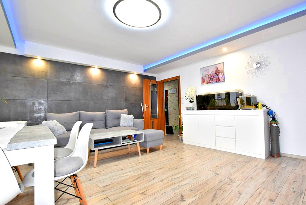 przeciwległa strona pokoju dziennego w luksusowym apartamencie na sprzedaż Toruń (okolice)