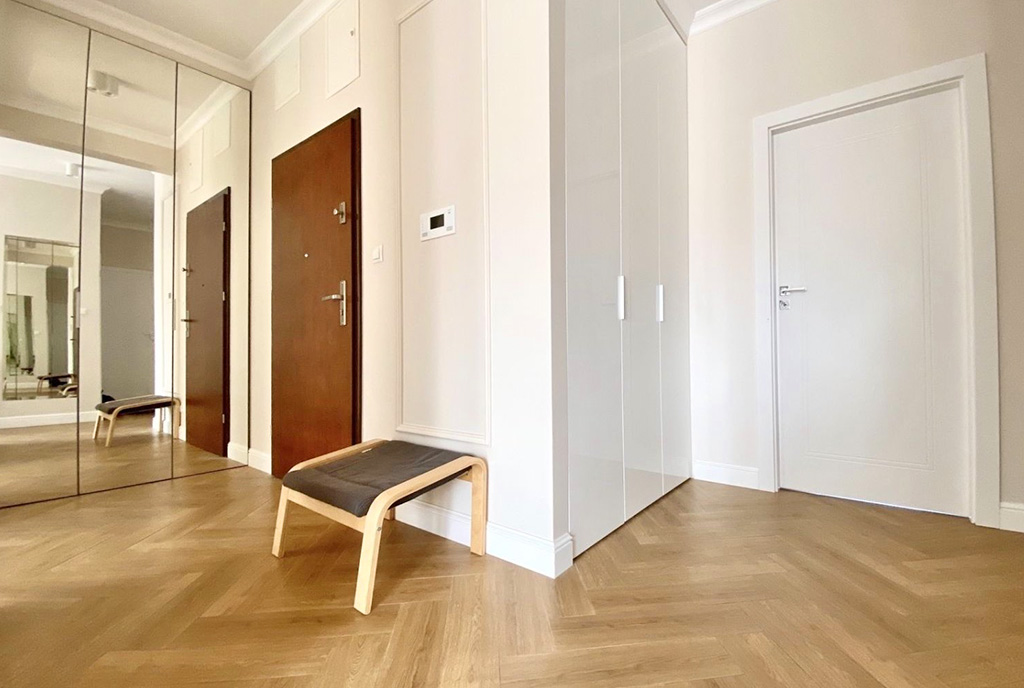 przestronny hol w luksusowym apartamencie na wynajem Inowrocław