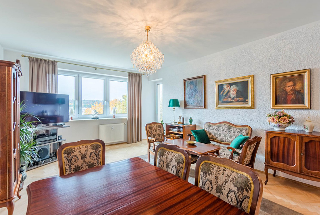przeciwległa ściana pokoju gościnnego w ekskluzywnym apartamencie do sprzedaży Gdynia