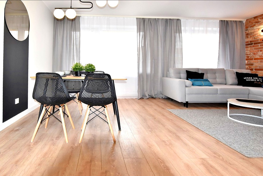 widok na pokój dzienny w ekskluzywnym apartamencie do sprzedaży Inowrocław