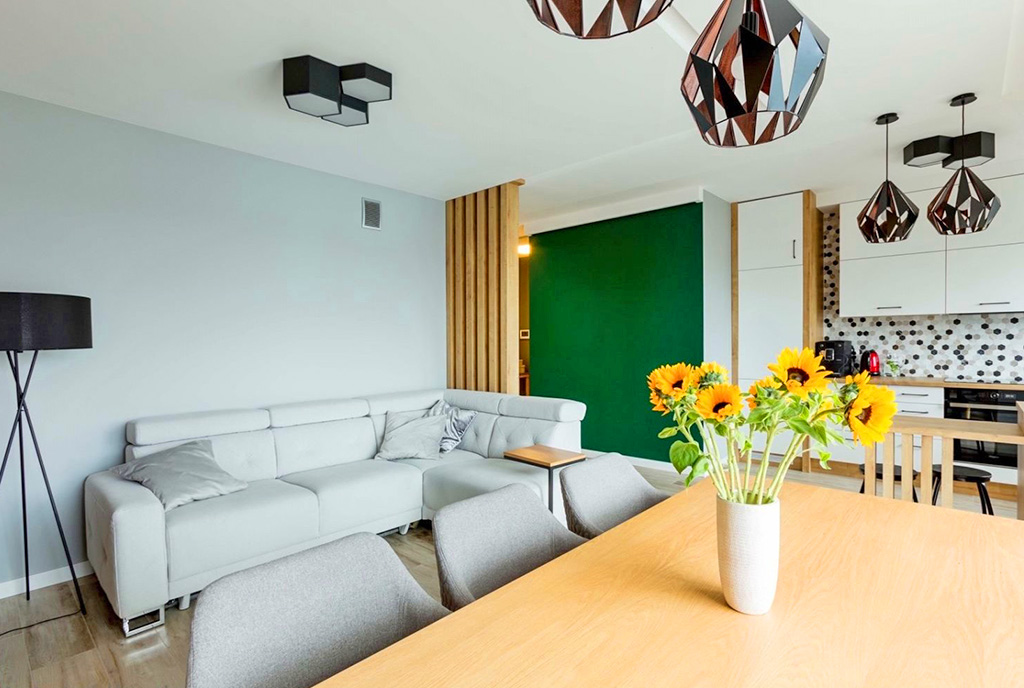 na pierwszym planie jadalnia w luksusowym apartamencie do wynajmu Piotrków Trybunalski
