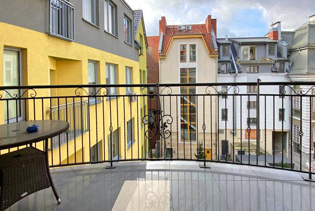 ładny balkon z widokiem przy ekskluzywnym apartamencie na wynajem Szczecin