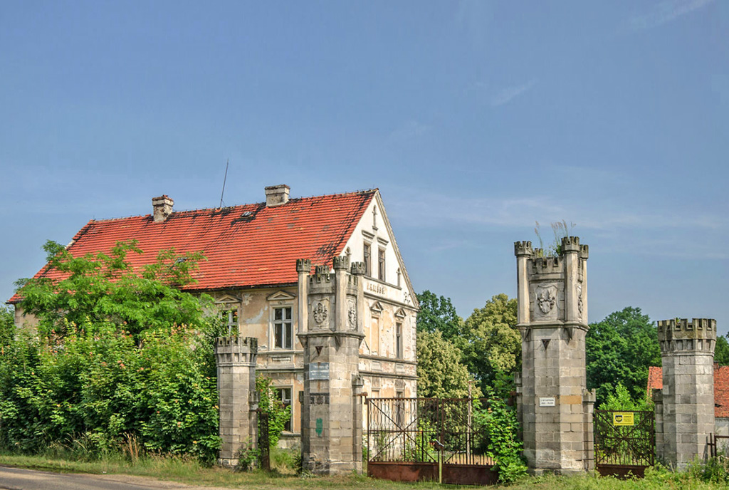 na fotografii widzimy jeden z budynków przy ekskluzywnym pałacu do sprzedaży Dolny Śląsk