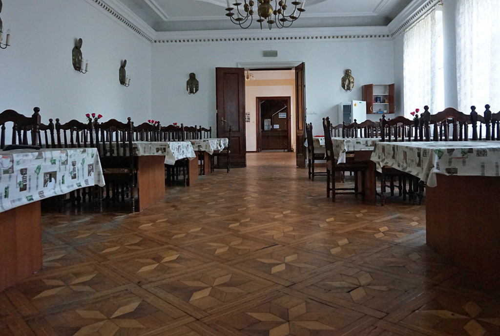 na zdjęciu wytworna sala balowa w luksusowym pałacu do sprzedaży Wielkopolska
