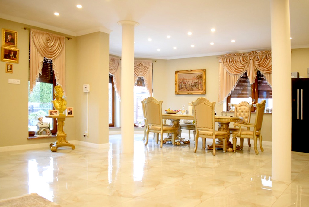 widok na jadalnię w luksusowej willi na sprzedaż Kalisz (okolice)