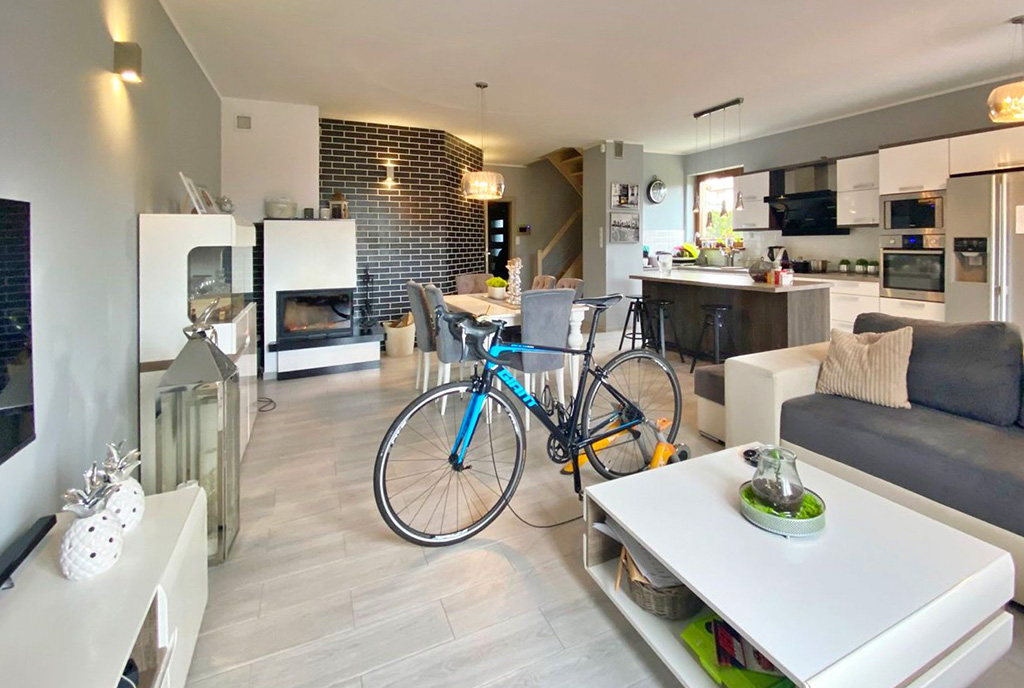 nowocześnie zaaranżowany salon w ekskluzywnej willi do sprzedaży Szczecin (okolice)