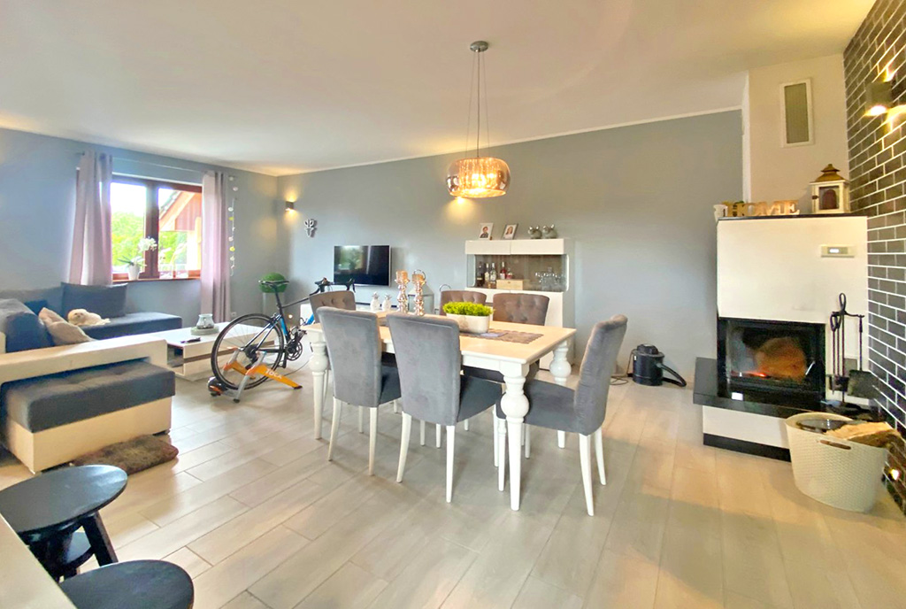 na pierwszym planie jadalnia w luksusowej willi na sprzedaż Szczecin (okolice)