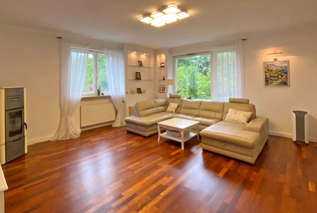 przeciwległa strona salonu w luksusowej willi na sprzedaż Szczecin