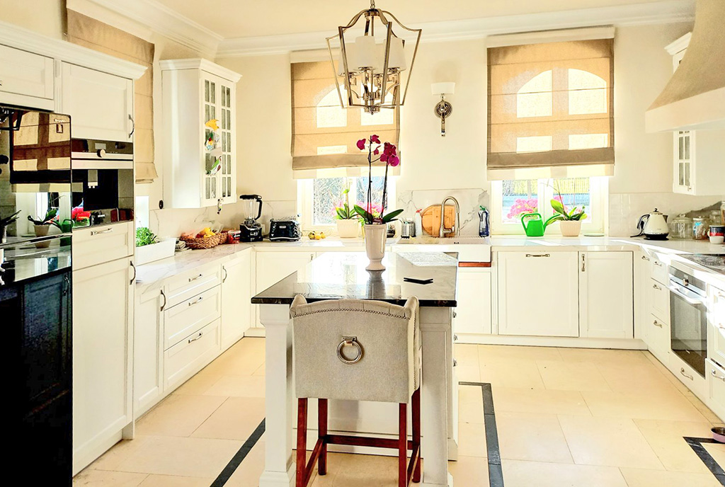 funkcjonalna kuchnia w luksusowej willi do sprzedaży Wrocław (okolice)