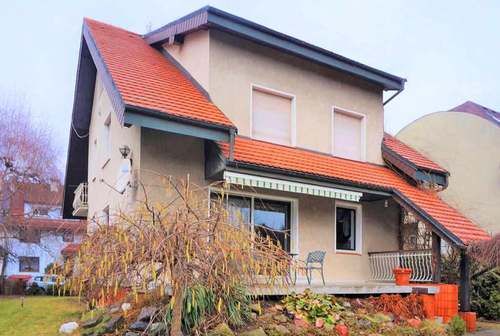 widok od strony tarasu na luksusową willę na sprzedaż Wrocław