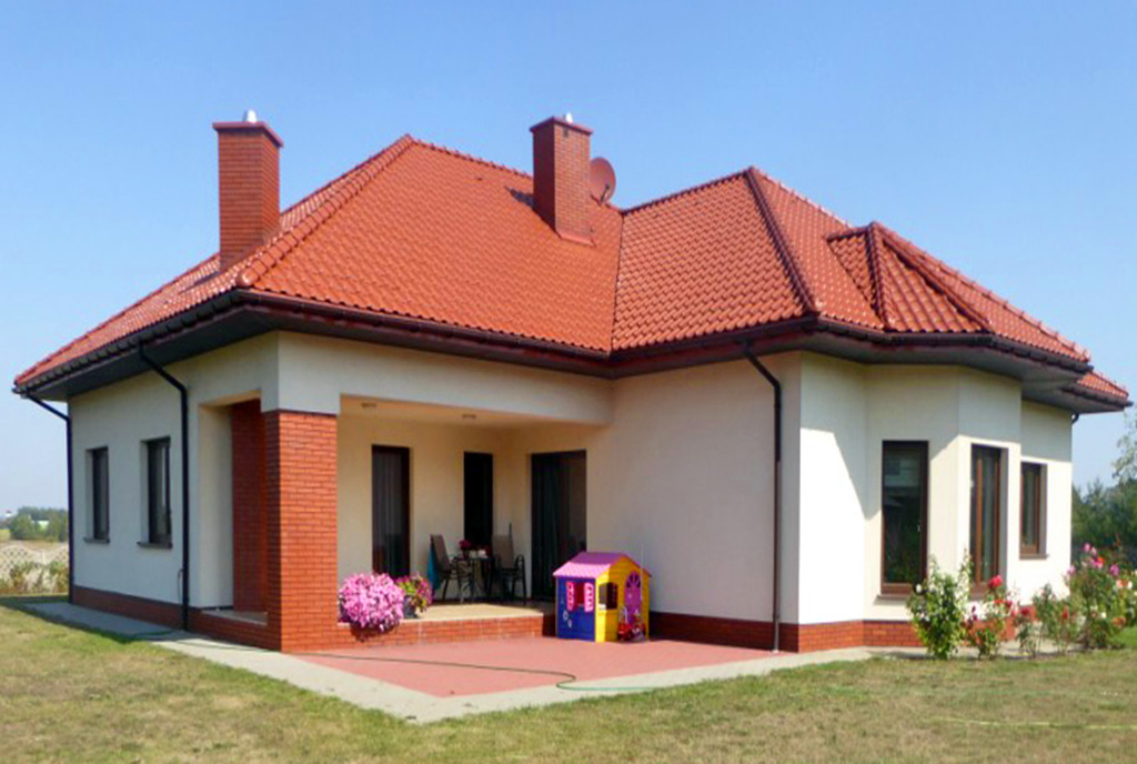 zdjęcie wykonane od strony ogrodu prezentujące luksusową willę do sprzedaży Piotrków Trybunalski