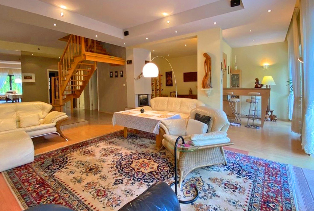 elegancki pokój dzienny w luksusowej willi do wynajmu Szczecin (okolice)