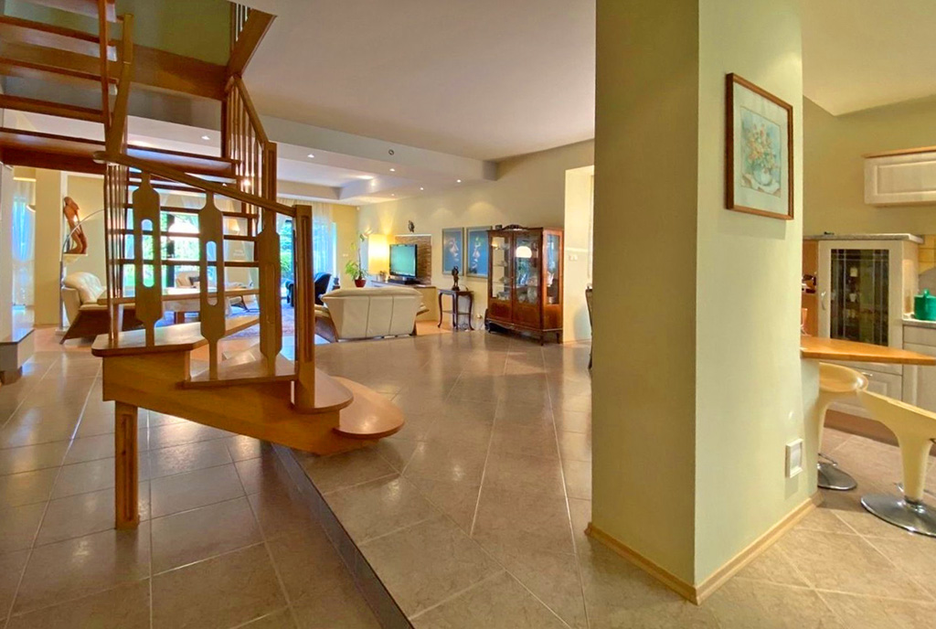 przestronne wnętrze luksusowej willi na wynajem Szczecin (okolice)