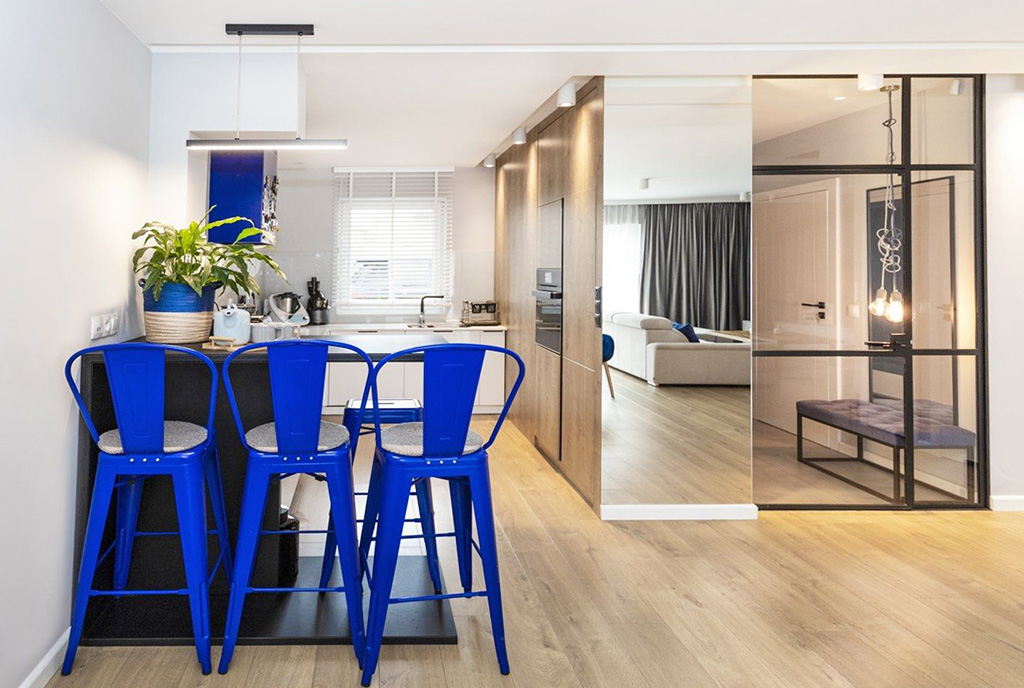 na pierwszym planie jadalnia w luksusowej willi na sprzsedaż Gdańsk