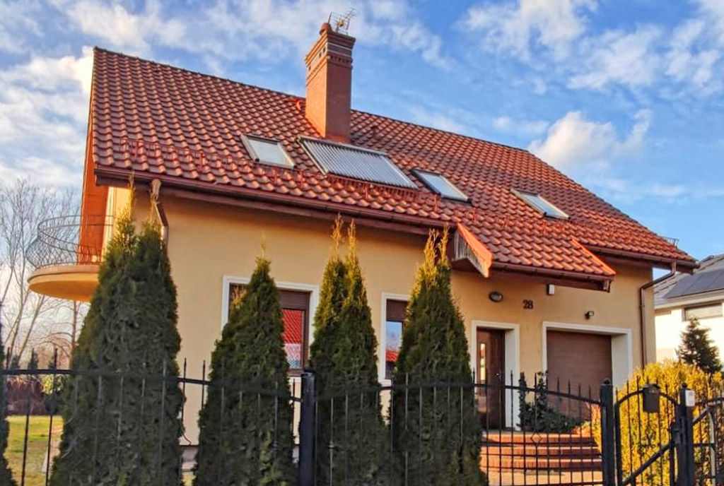 widok od strony ulicy na ekskluzywną willę na wynajem Legnica