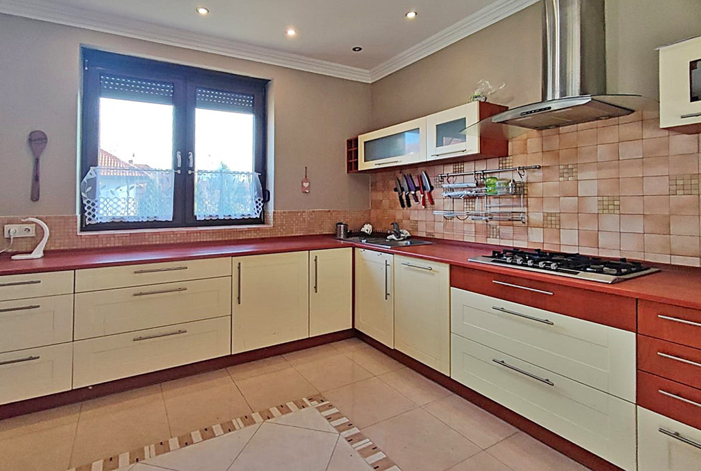 zabudowana kuchnia w luksusowej willi do wynajmu Legnica