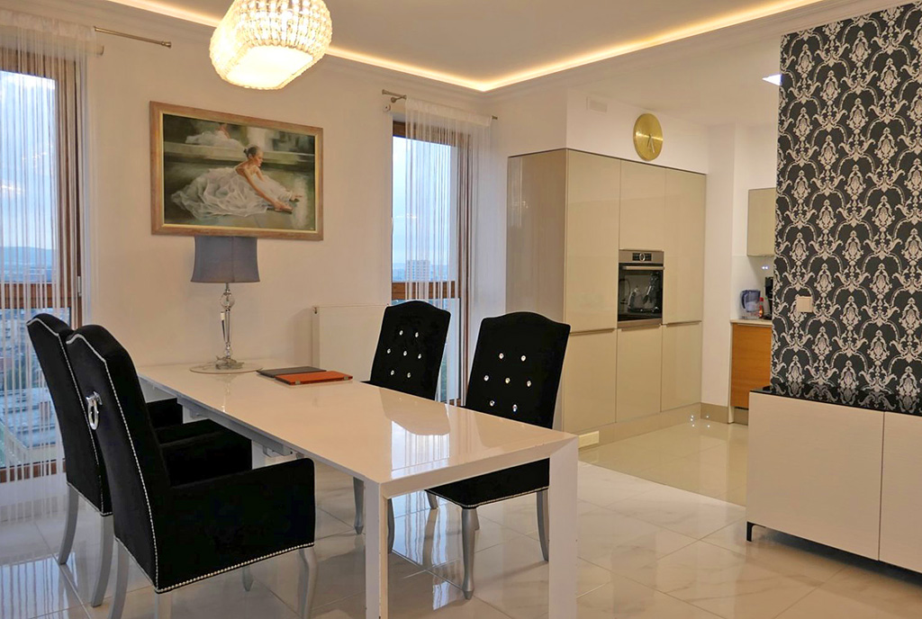 zbliżenie na kuchnię i jadalnię w ekskluzywnym apartamencie na sprzedaż Gdańsk