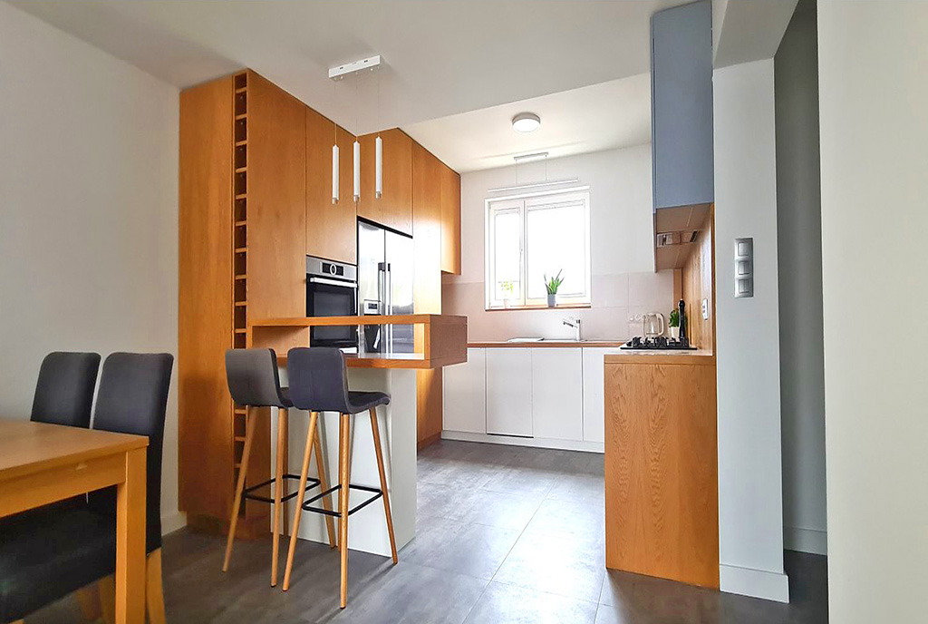 widok z pokoju dziennego na aneks kuchenny w luksusowym apartamencie na sprzedaż Gdańsk