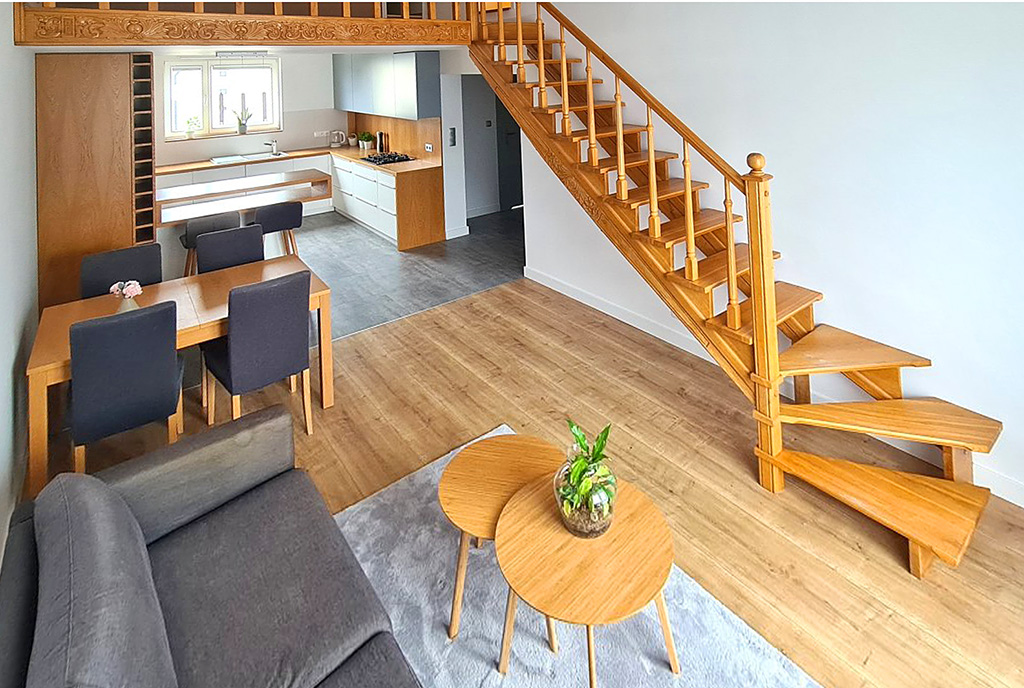 widok z poziomu 1 na salon w ekskluzywnym apartamencie na sprzedaż Gdańsk