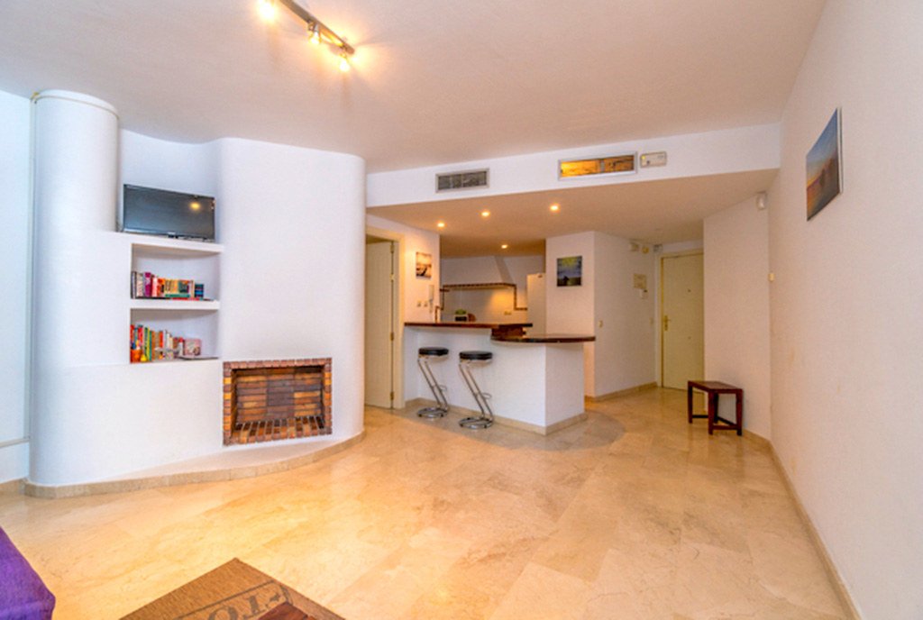 na zdjęciu salon i kuchnia w luksusowym apartamencie na sprzedaż Hiszpania (Punta Prima)