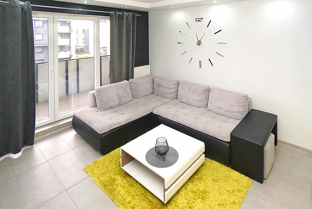 widok z górnej kondygnacji na luksusowy salon w ekskluzywnym apartamencie do sprzedaży Konin