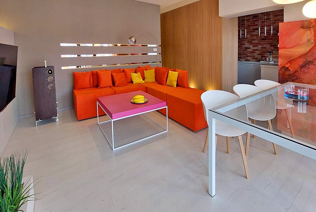 na pierwszym planie jadalnia, w oddali salon w luksusowym apartamencie do wynajmu Piotrków Trybunalski