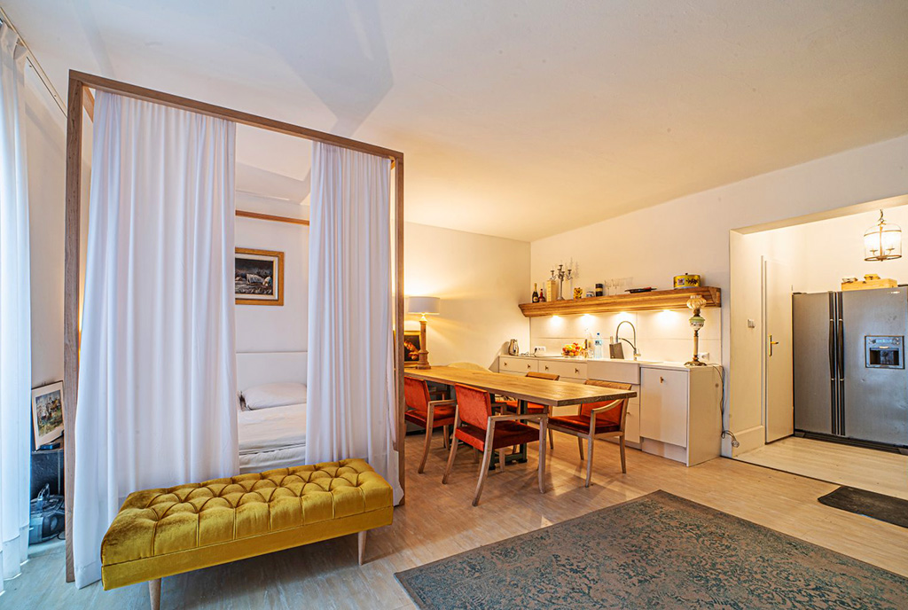 kameralne wnętrze salonu w ekskluzywnym apartamencie do sprzedaży Bolesławiec (okolice)