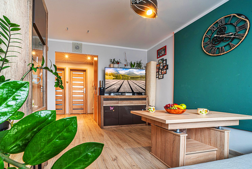 widok z salonu na aneks kuchenny w ekskluzywnym apartamencie do sprzedaży Bolesławiec