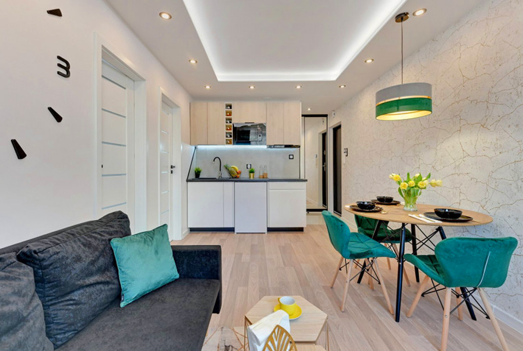po prawej jadalnia, na wprost aneks kuchenny w luksusowym apartamencie na sprzedaż Gdańsk
