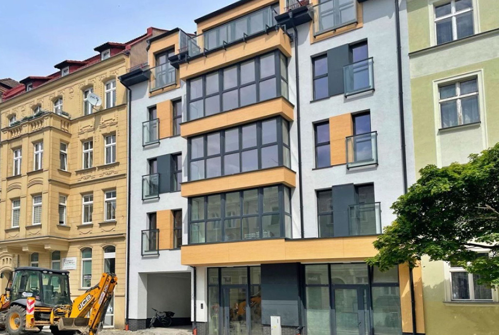zdjęcie wykonano od ulicy prezentujące kamienicę, gdzie mieści się oferowany do sprzedaży ekskluzywny apartament Gorzów Wielkopolski