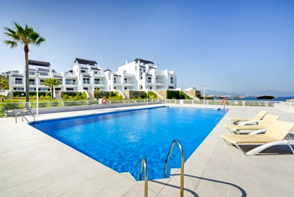 basen przed budynkiem, gdzie znajduje się oferowany ekskluzywny apartament na sprzedaż Hiszpania (Costa del Sol)